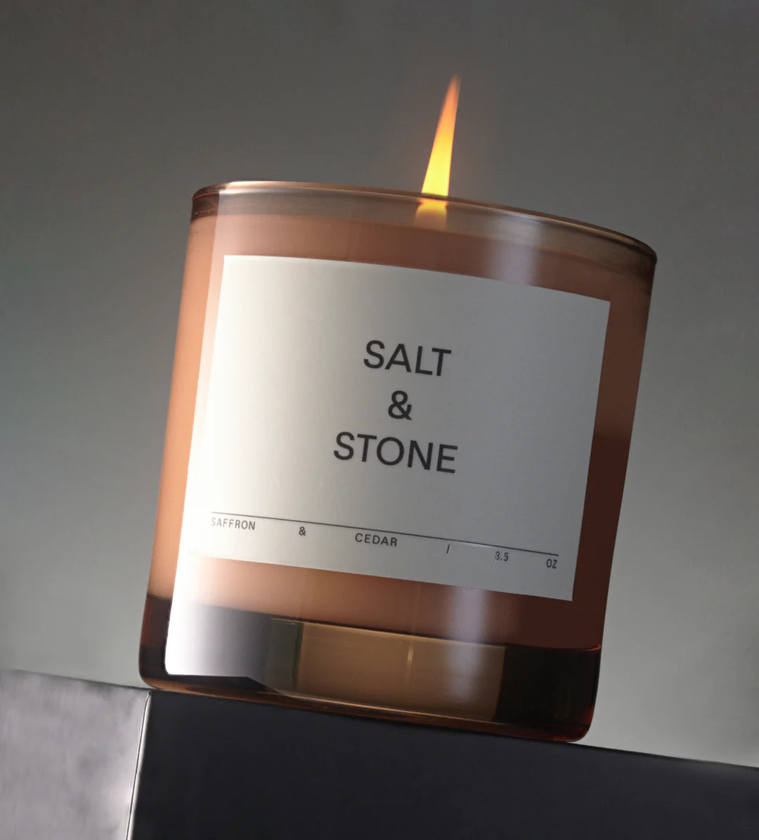SALT &amp; STONE kvapni žvakė „SAFFRON &amp; CEDAR”, 240 g